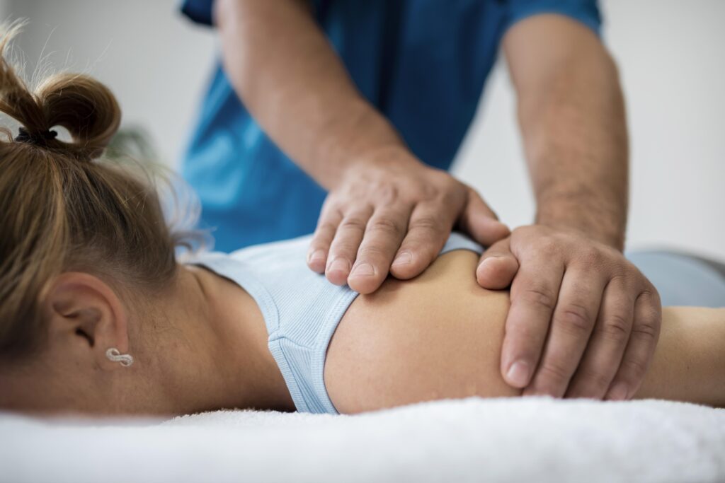 pacjent osteopatia otrzymuje masaz leczniczy